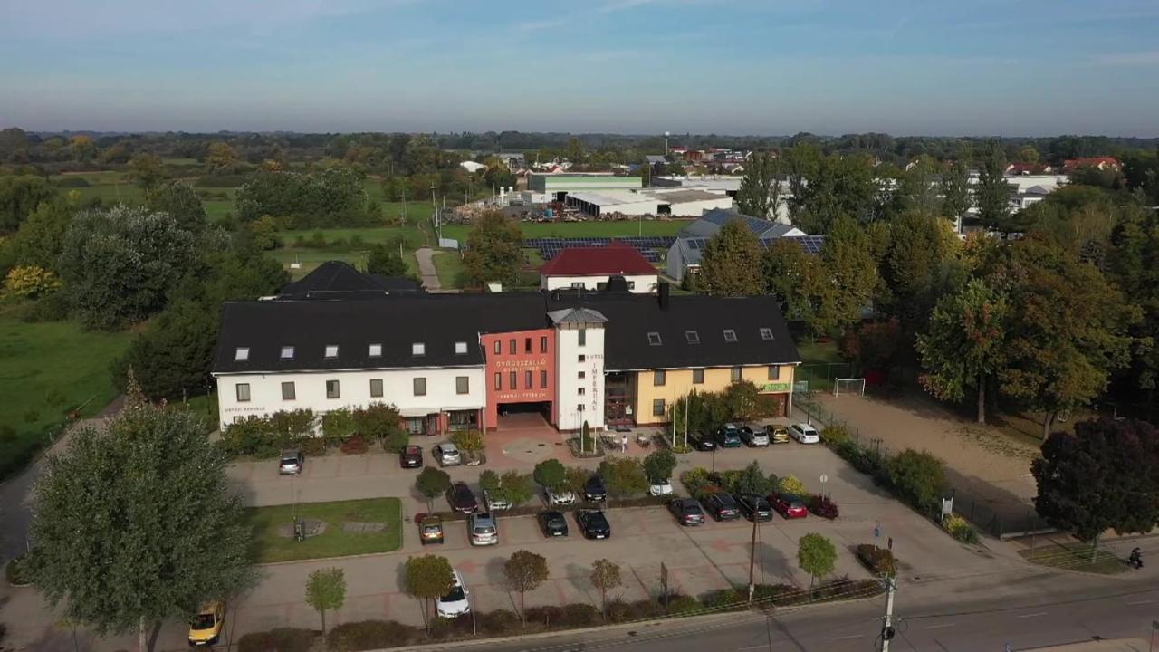 Hotel Imperial Gyogyszallo Es Gyogyfurdo Kiskoros Exterior photo